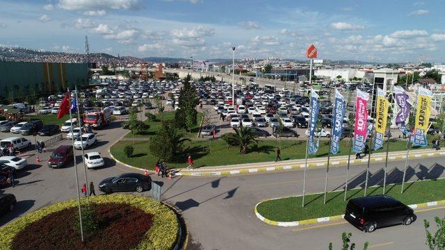 Kocaeli’de araçta sinema keyfi