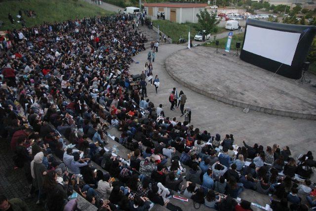 Kocaeli’de araçta sinema keyfi