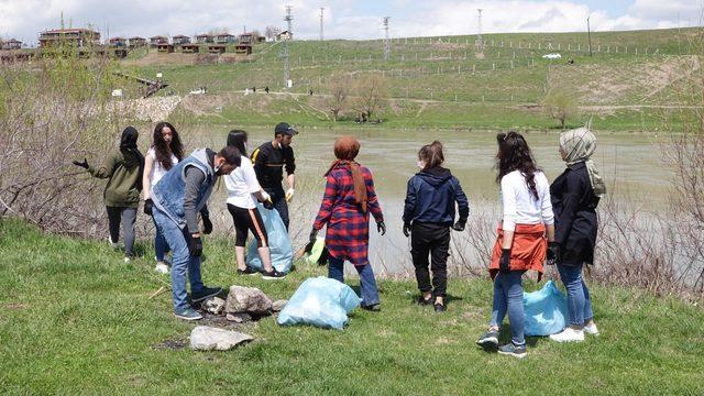 AHBAP üyeleri, tarihi Murat Köprüsü'nün çevresini temizledi