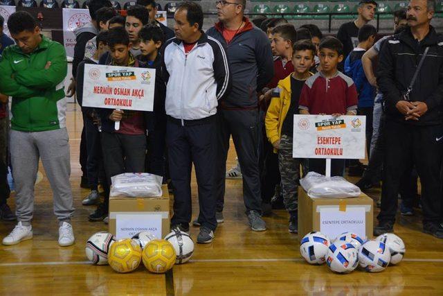 Denizli’de 160 gence spor malzemesi dağıtıldı