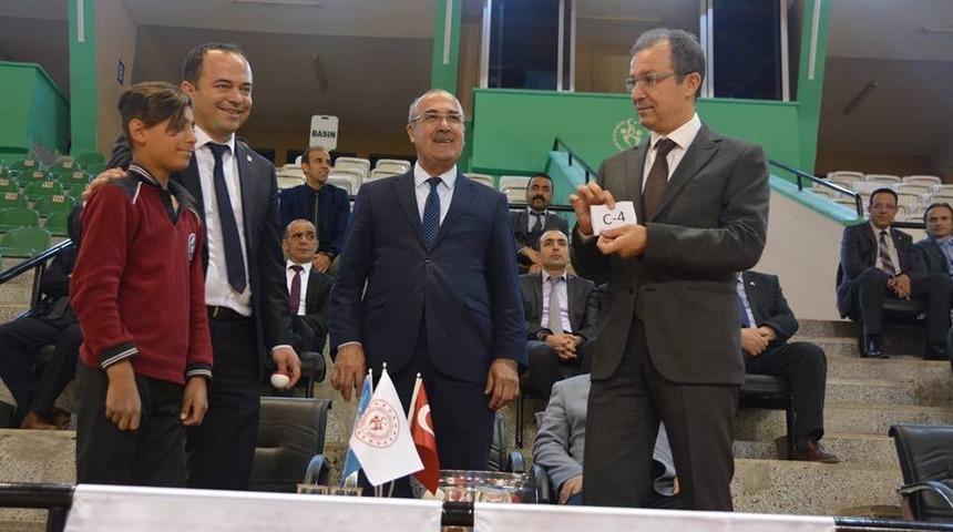 Denizli&rsquo;de 160 gence spor malzemesi dağıtıldı