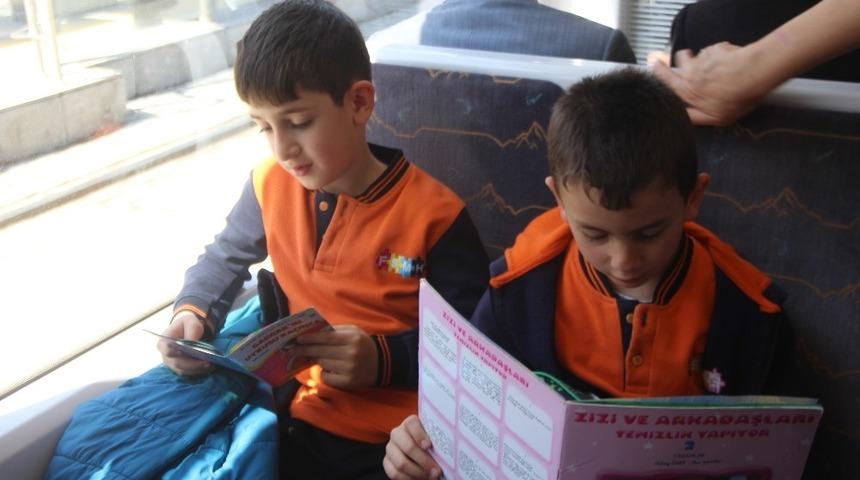 Kitap okumayı teşvik etmek i&ccedil;in tramvayda kitap okudular