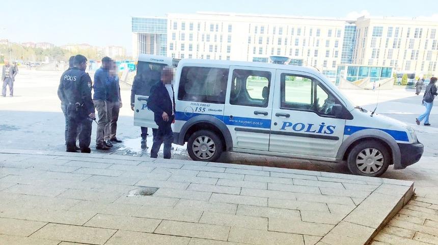 Adliye&rsquo;de dava sonrası ortalık karıştı