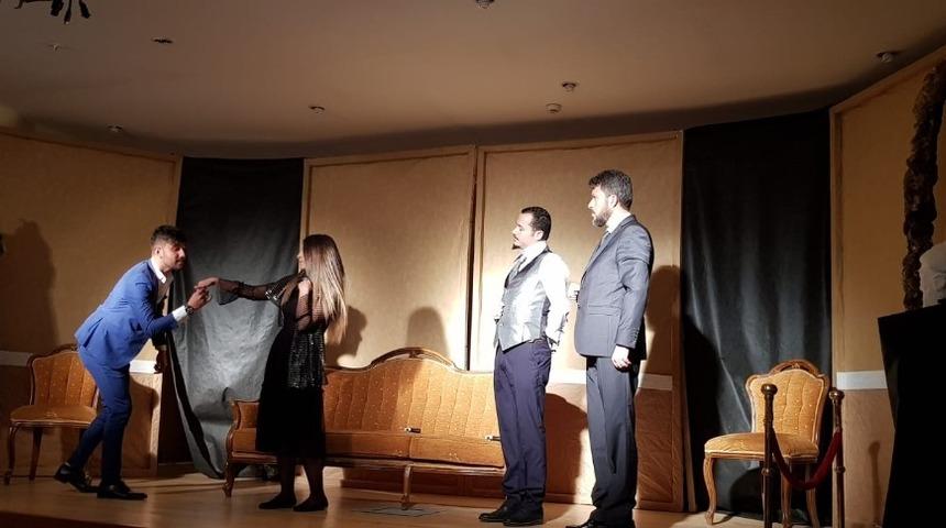 &ldquo;Paramı Ver&rdquo; tiyatro oyunu izleyicilerle buluştu