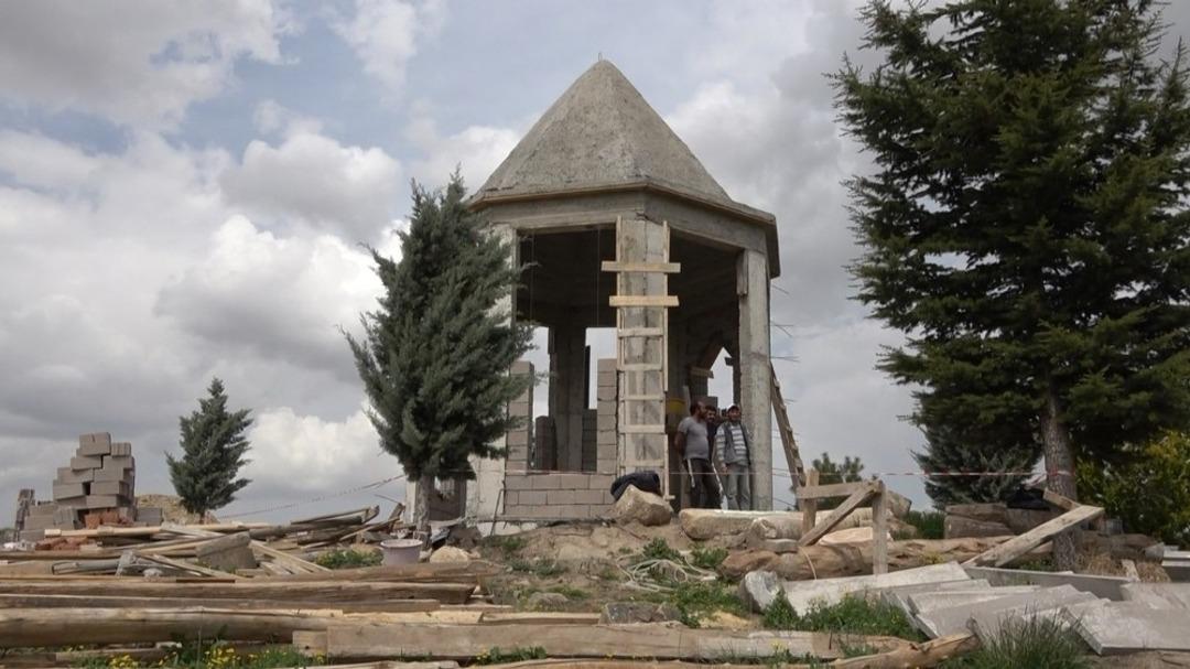 Tarihi t&uuml;rbede restorasyon &ccedil;alışmaları devam ediyor