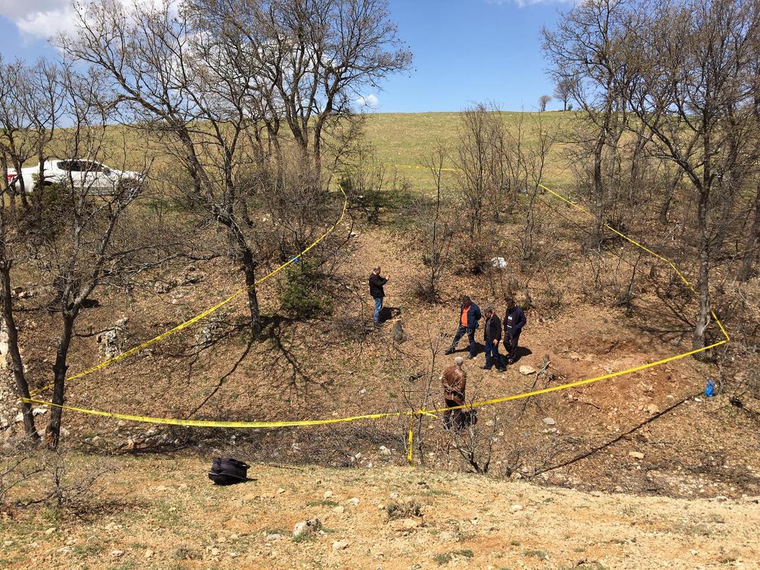 Cesedi arazide bulunan kadın, el ve ayakları bağlı olarak g&ouml;m&uuml;lm&uuml;ş