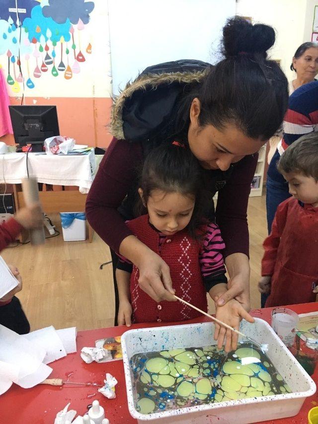 Öğrenciler aileleriyle okudukları kitapları bağışladı