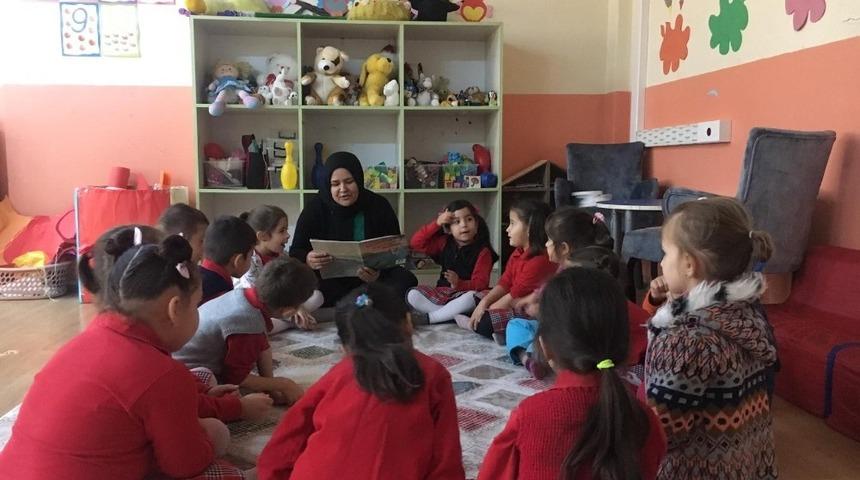 &Ouml;ğrenciler aileleriyle okudukları kitapları bağışladı