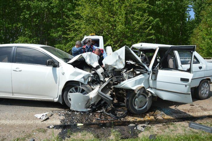 Otomobiller kafa kafaya çarpıştı: 1 ölü, 1 yaralı G1