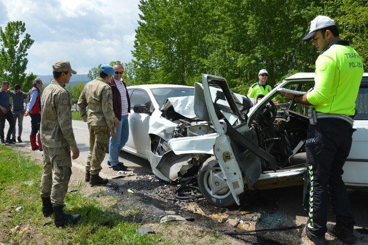 Otomobiller kafa kafaya çarpıştı: 1 ölü, 1 yaralı G2