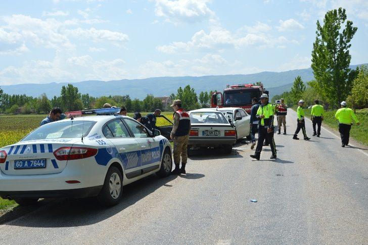 Otomobiller kafa kafaya çarpıştı: 1 ölü, 1 yaralı G3