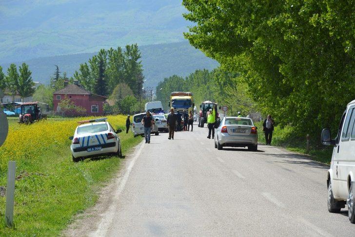 Otomobiller kafa kafaya çarpıştı: 1 ölü, 1 yaralı G4