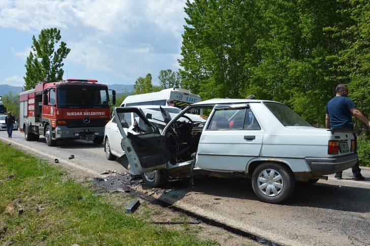 Otomobiller kafa kafaya çarpıştı: 1 ölü, 1 yaralı G5