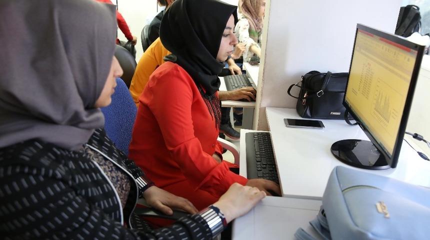 Bilgisayar kursu ile hem teknik hem de mesleki bilgilendirme yapılıyor