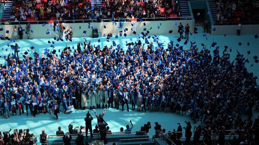 Van YY&Uuml;&rsquo;de mezuniyet coşkusu