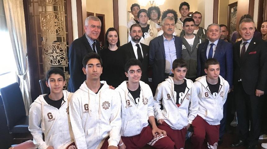 Karalar&rsquo;dan basketbolculara destek