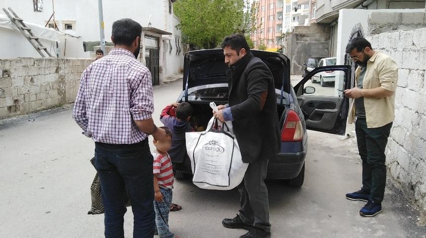 Hem olaylara koşuyor hem de ailelerin yardımına