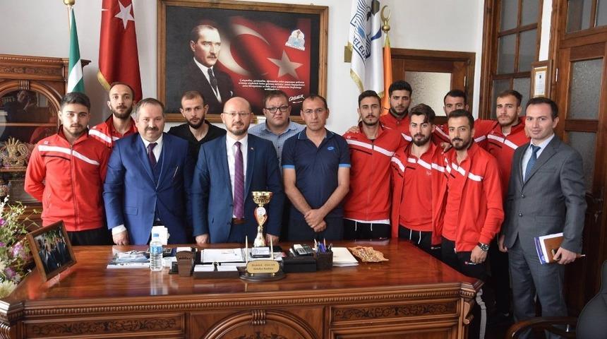 Başkan &Ouml;zcan Niksarlıları final ma&ccedil;ına davet etti