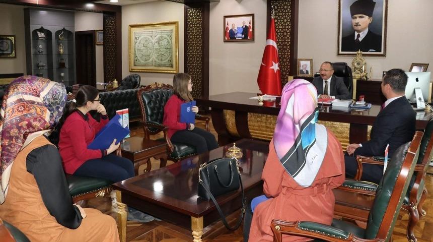 Siirtli &ouml;ğrenciler Vali Atik ile r&ouml;portaj yaptı