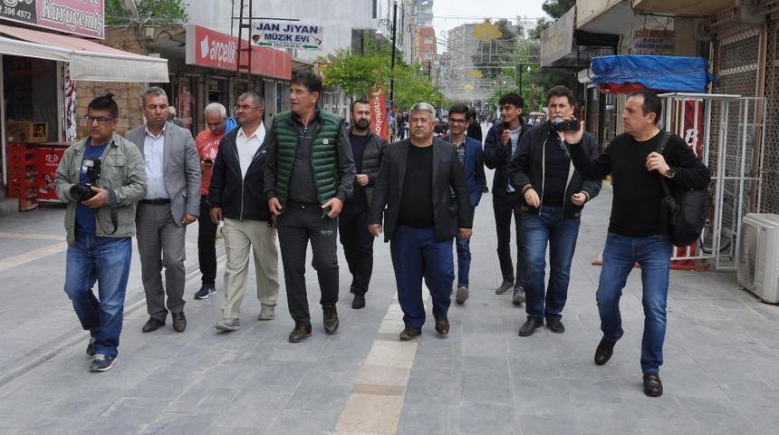 Teknik direkt&ouml;r Giray Bulak, 37 yıl sonra &ouml;ğrencileriyle bir araya geldi