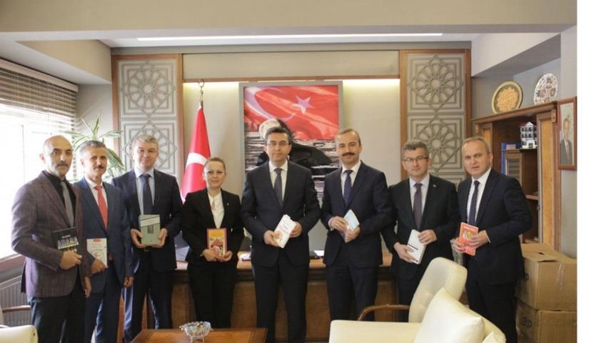 &Ccedil;aycuma Kaymakamı Ke&ccedil;eli, 52 okula 2600 kitap dağıttı