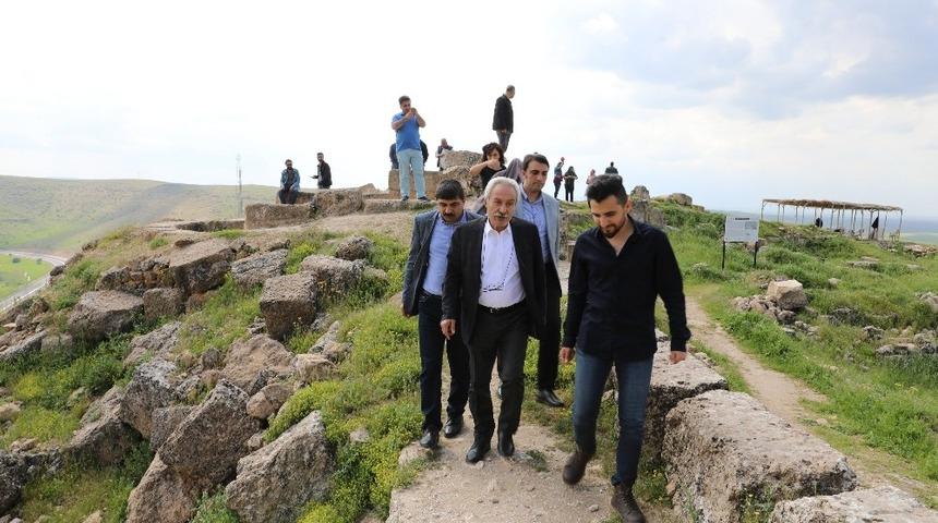 Mızraklı&rsquo;dan Zerzevan Kalesi&rsquo;ne ziyaret