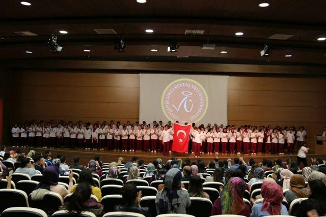 NEVÜ’lü Hemşirelik bölümü öğrencileri üniformalarını törenle giydi