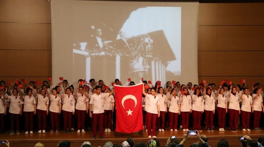 NEV&Uuml;&rsquo;l&uuml; Hemşirelik b&ouml;l&uuml;m&uuml; &ouml;ğrencileri &uuml;niformalarını t&ouml;renle giydi