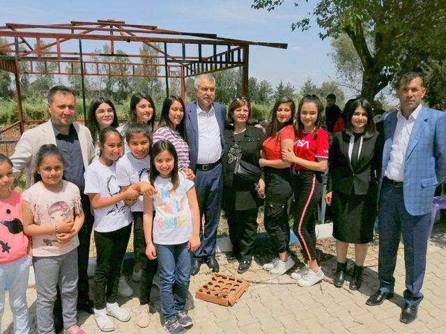 Başkan Karalar, Saygeçit 1.Bahar Şenliğinde plaket dağıttı