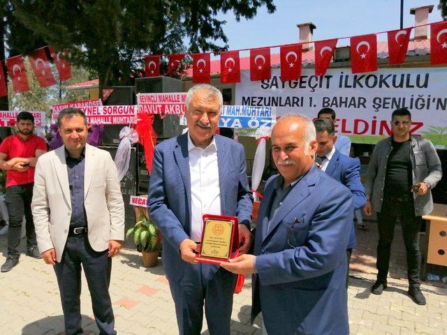 Başkan Karalar, Saygeçit 1.Bahar Şenliğinde plaket dağıttı