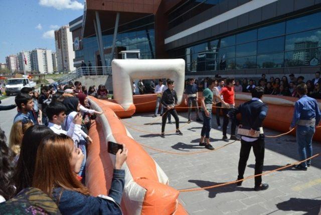 Melikgazi Belediye Başkanı Dr. Mustafa Palancıoğlu, “Üniversiteye hazırlanan öğrencilerimize moral etkinliği ve eğlencesi”