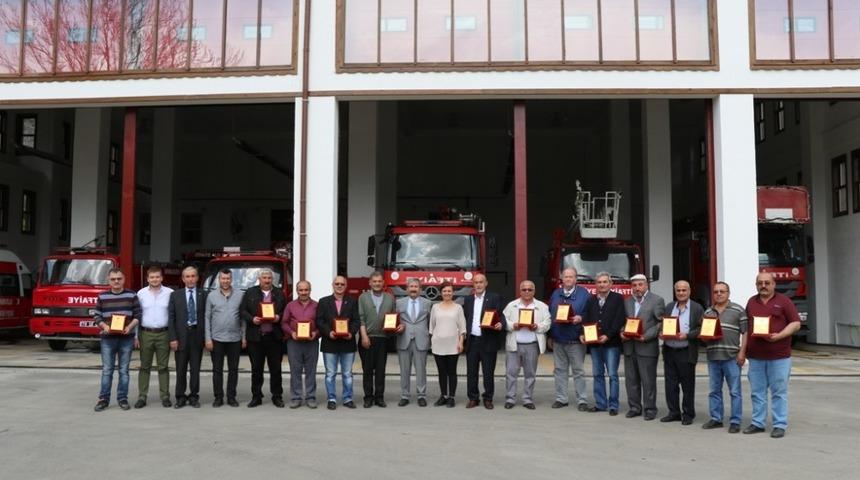 Başkan K&ouml;se&rsquo;den emekli olan itfaiyecilere plaket