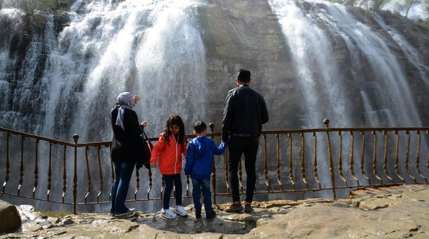 'Bahar renkli' Tortum Şelalesi ziyaret&ccedil;ilerini b&uuml;y&uuml;l&uuml;yor
