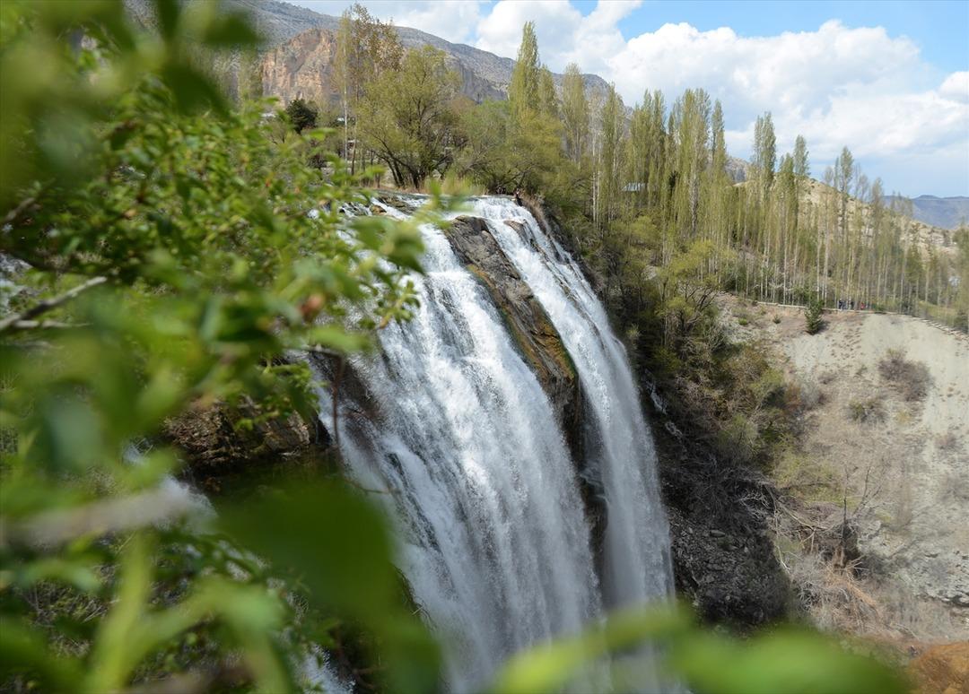 'Bahar renkli' Tortum Şelalesi g&ouml;renleri b&uuml;y&uuml;l&uuml;yor