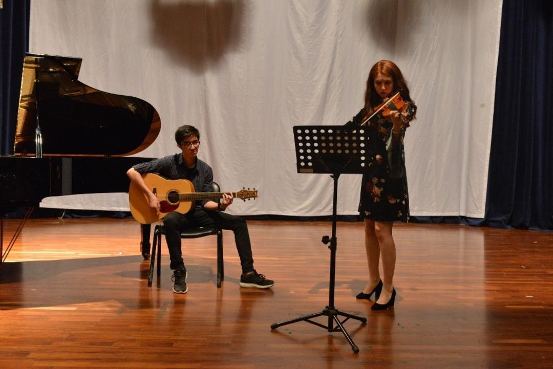 SA&Uuml;&rsquo;de İngilizce hazırlık sınıflarından yılsonu g&ouml;sterisi