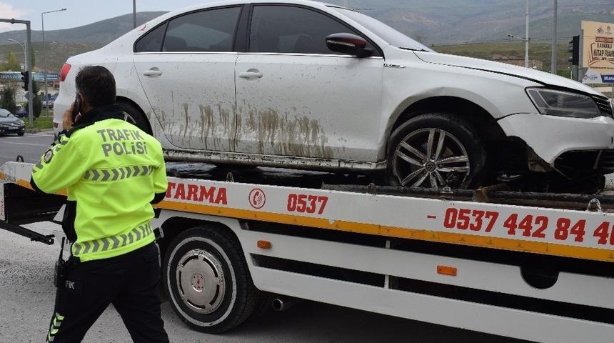 Otomobil ref&uuml;je &ccedil;arptı: 2 yaralı