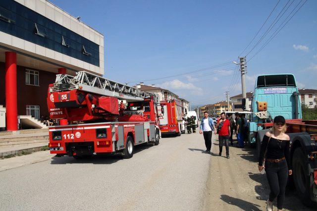 Yurtta, prizde unutulan saç kurutma makinesi tutuştu