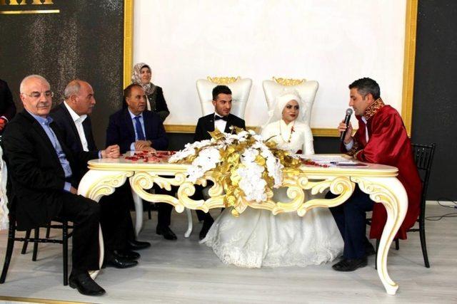 İş insanı Kandaşoğlu nikah şahidi oldu