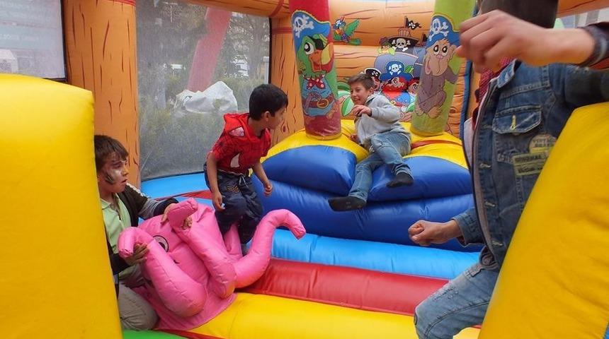 &Ccedil;ocuklar Pazaryeri&rsquo;nde g&ouml;n&uuml;llerince eğlendi