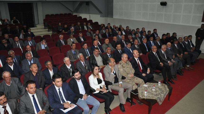 Kars Valisi Muhtarlarla buluştu