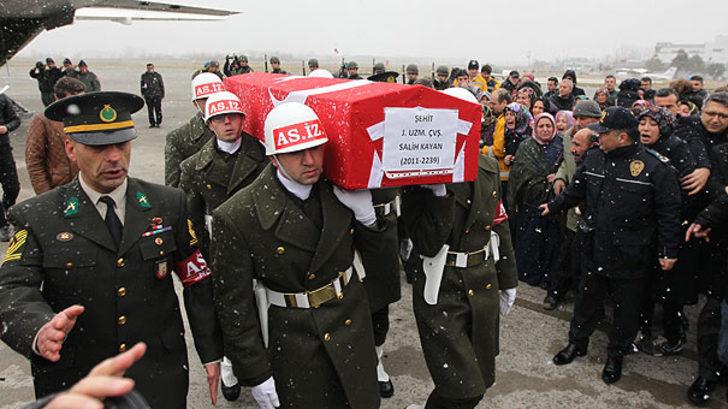 Yürek yakan görüntü! Şehidi böyle karşıladılar G2