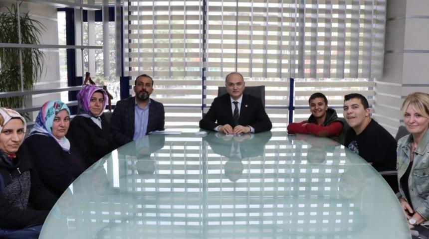 Ziyaret&ccedil;ilerine &ouml;zel ilgi g&ouml;steriyor