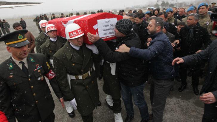 Yürek yakan görüntü! Şehidi böyle karşıladılar G3
