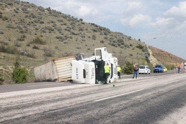 Makarna yüklü tır devrildi