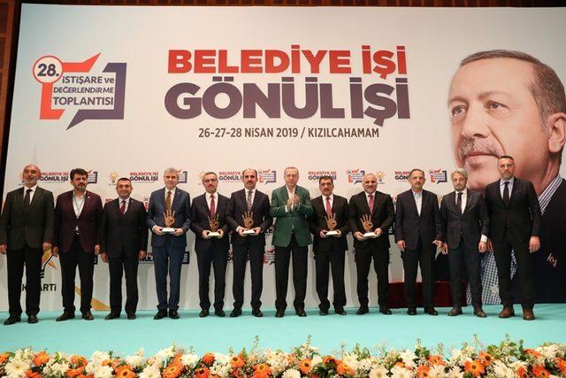 Cumhurbaşkanı Erdoğan’dan Başkan Yüce’ye başarı plaketi