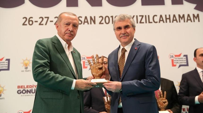 Cumhurbaşkanı Erdoğan&rsquo;dan Başkan Y&uuml;ce&rsquo;ye başarı plaketi