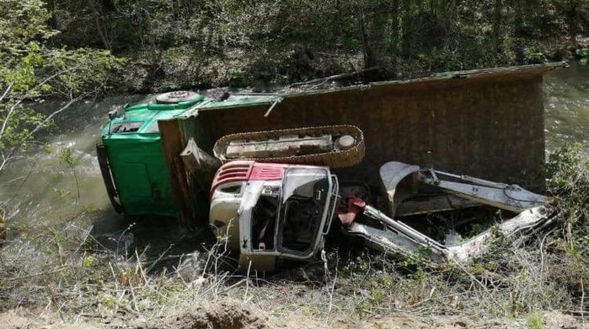 İş makinesi y&uuml;kl&uuml; kamyon devrildi: 2 yaralı