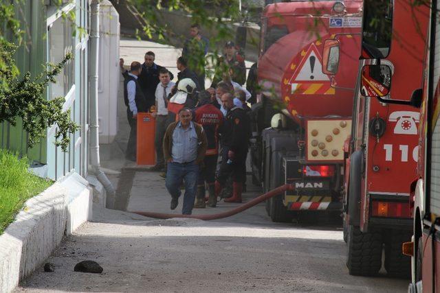 Ankara’da lüks otomobil bayisinde yangın
