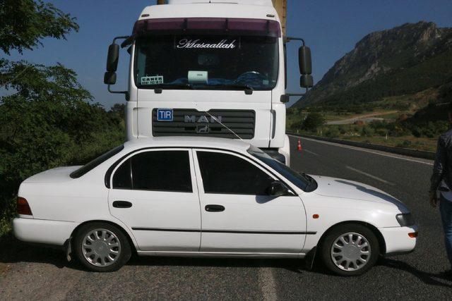 TIR'ın 300 metre sürüklediği otomobilden mucize kurtuluş