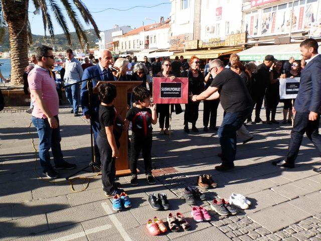 Foça'da çocuk istismarı protesto edildi